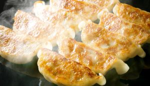 餃子を焼く