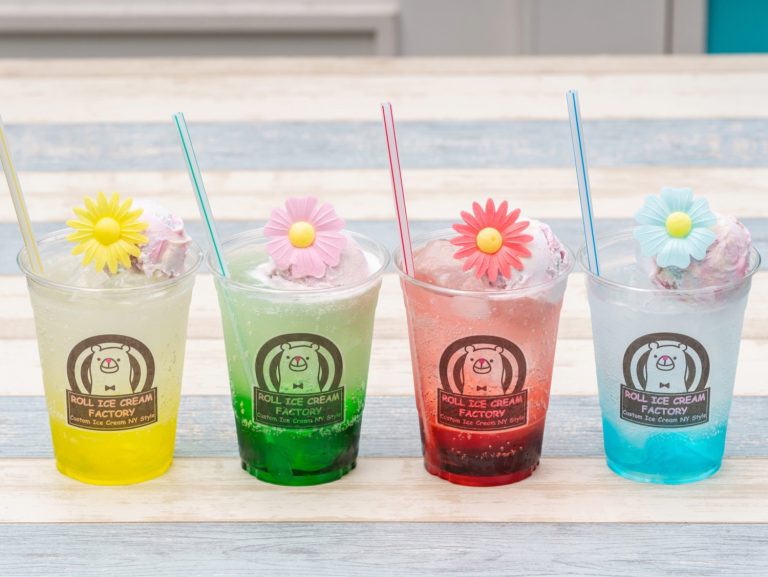 お花のウェハースをオンしたレトロ可愛いクリームソーダ ロールアイスクリームファクトリーが 夏季限定で提供 めしレポ