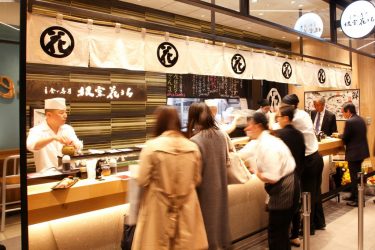 北海道の寿司を気軽に味わえる「立食い寿司根室花まる」が、新橋エキナカに初出店！