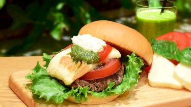 モッツァレラチーズとジェノベーゼソースが絡み合う「モッツァレラバジルバーガー」が登場！「the 3rd Burger」が、シーズナルメニューを期間限定発売