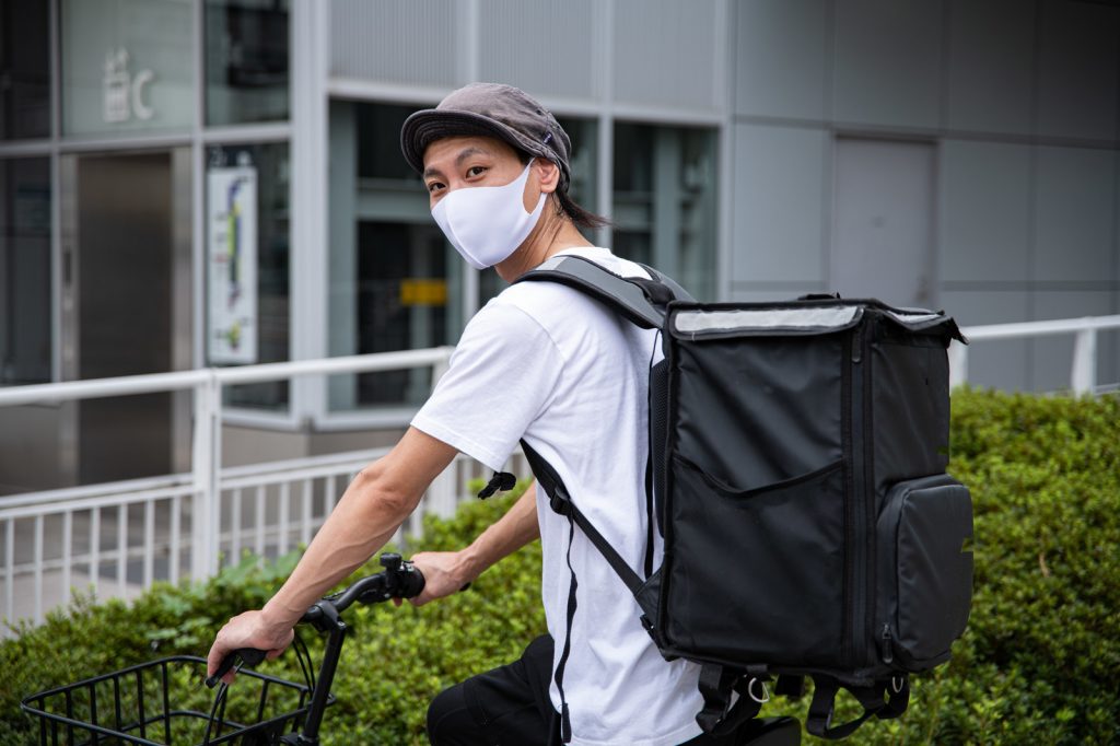 振り返るエニキャリのアルバイト配達員のイメージ