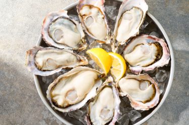 海洋深層水で浄化した安心安全な牡蠣を提供！「8TH SEA OYSTER Bar パルコヤ上野店」が、5月オープン