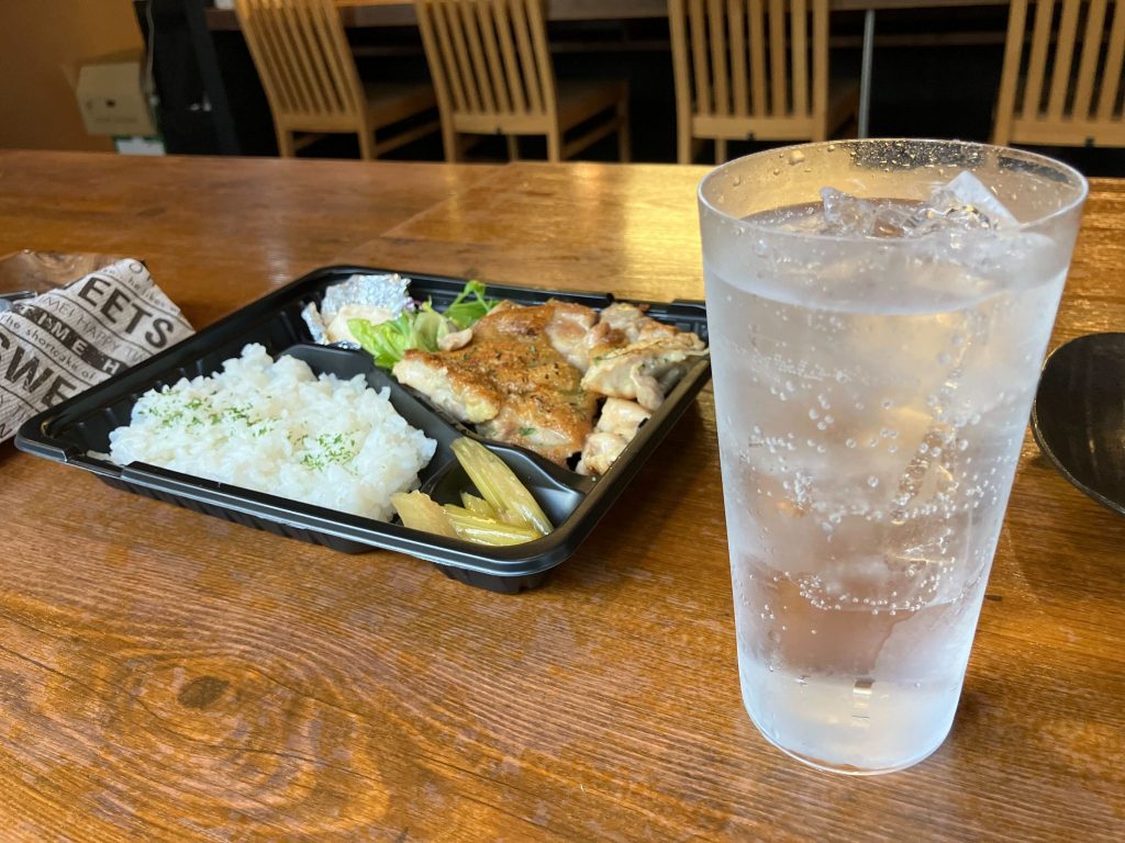 広島鶏のステーキと山椒ハイボール