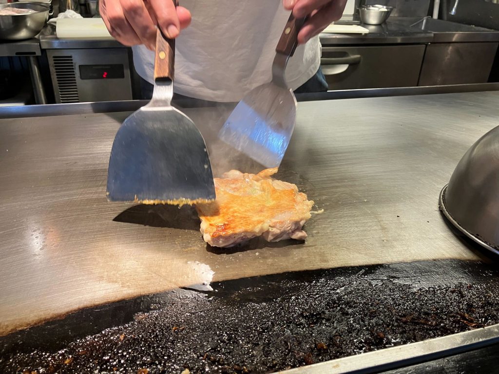 F.L.a.T 広島鶏のステーキ調理中